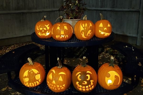 Jack-o'-lanterns displayed on a table