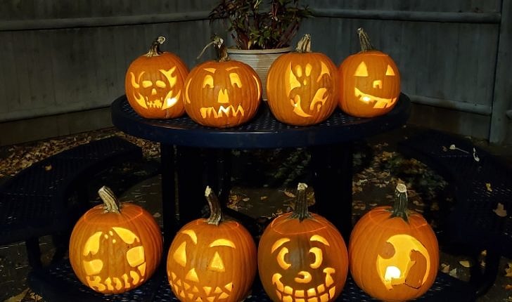 Jack-o'-lanterns displayed on a table