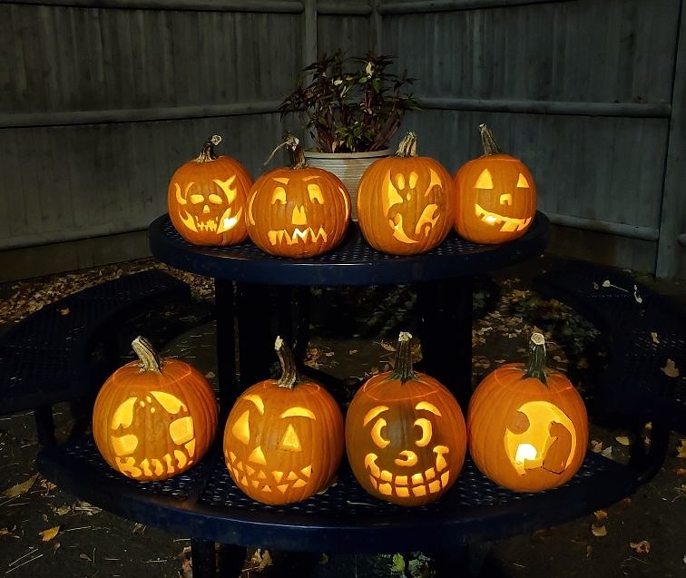 Jack-o'-lanterns displayed on a table